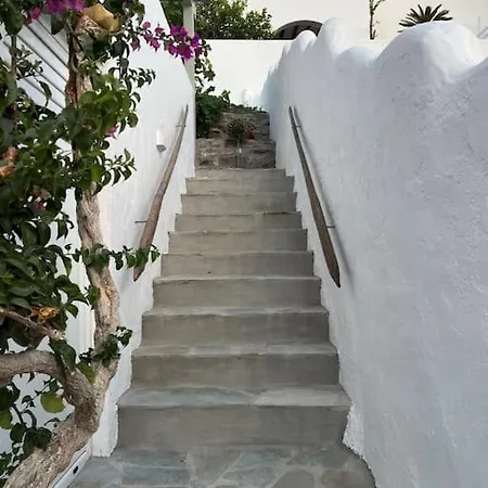 Holiday home Linardo's Cycladic House *